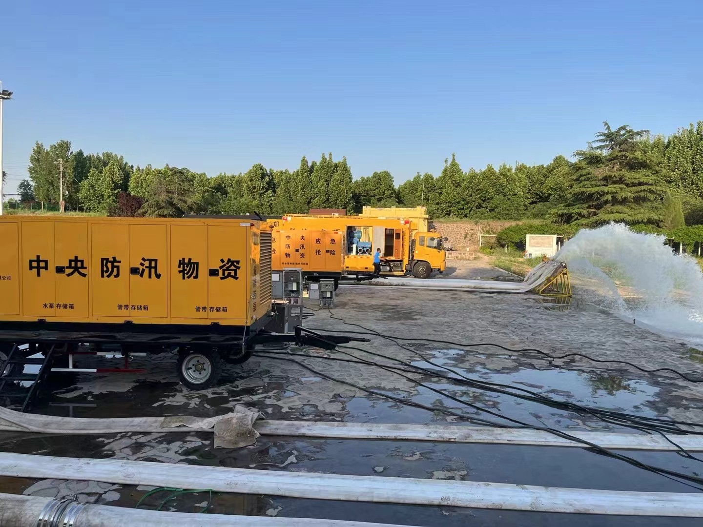 洞庭湖搶險現(xiàn)場，排勞設備晝夜不停